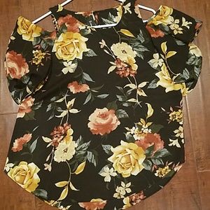 Short sleeve flower top